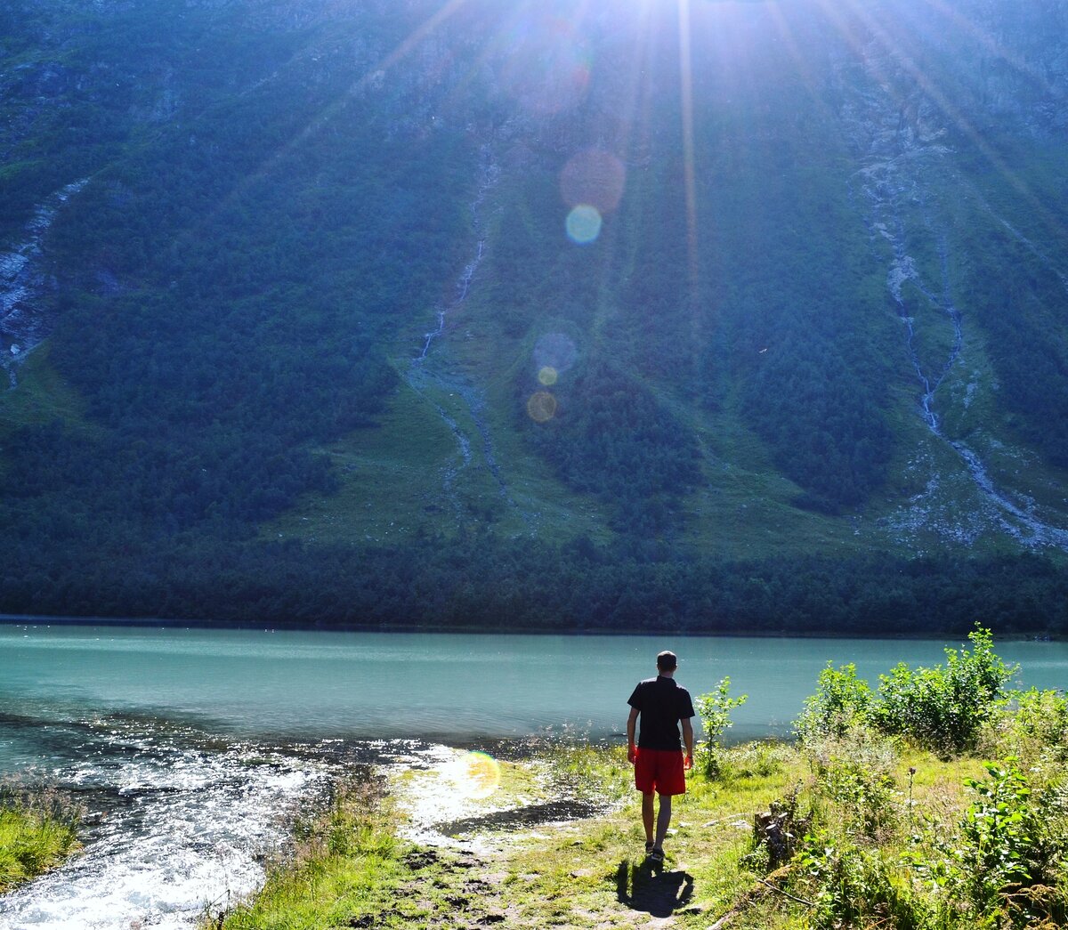 Иногда, даже малейшей шанс на успех, может привести тебя к грандиозное победе. 