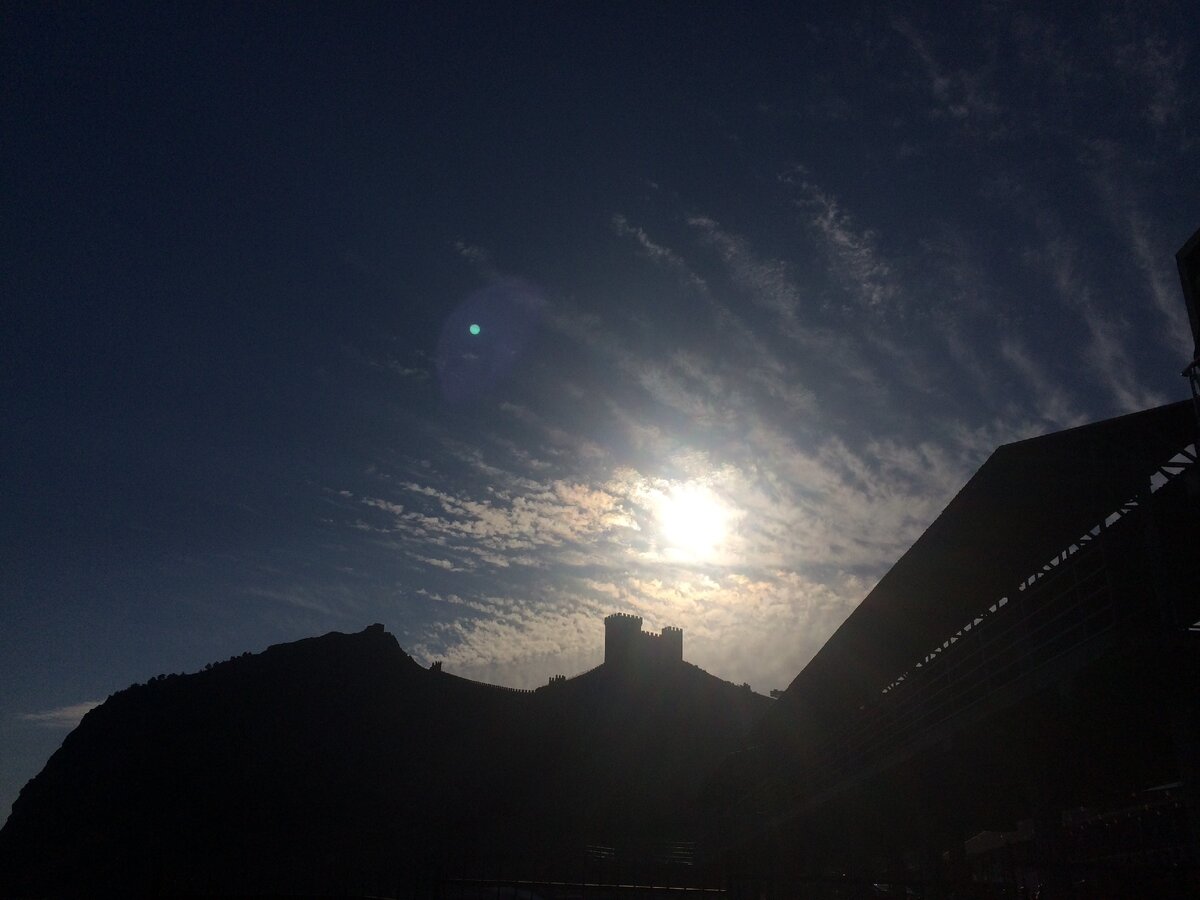 Солнце, Луна, крепость