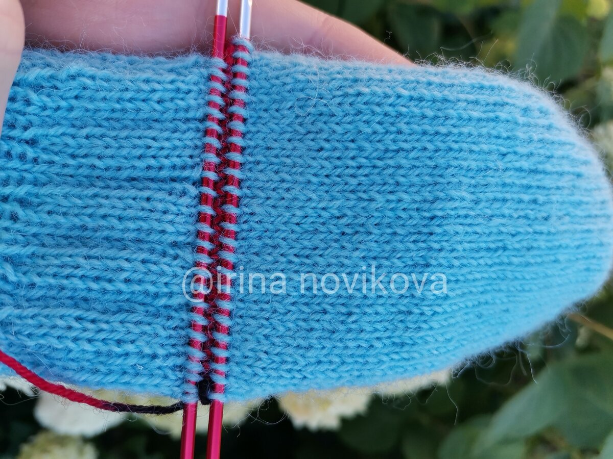 Петли пятки были провязаны вспомогательной нитью, я подняла петли и буду вязать пятку, делая убавки в каждом четном ряду в начале и в конце каждой спицы, пока не останется 1/3 петель, которые нужно закрыть иглой. 