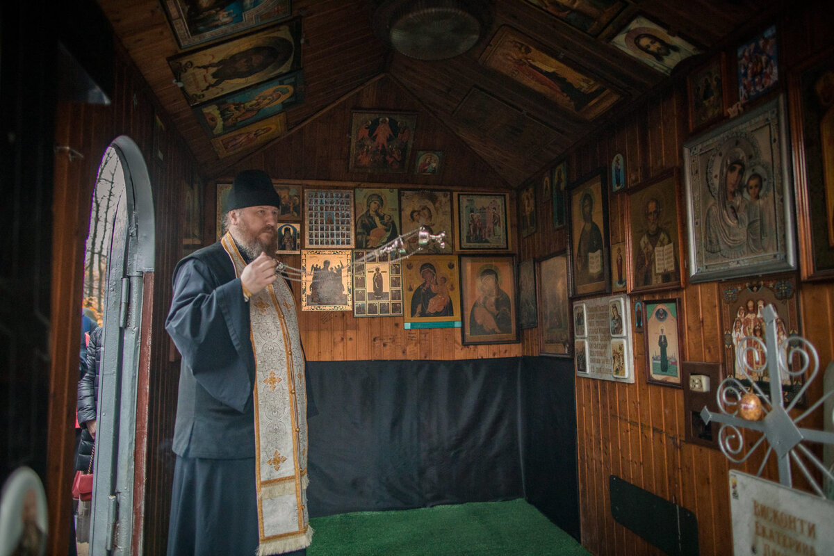 Мать души не чаяла в мальчике, а он, как только подрос, ему минуло 7 лет, стал убегать из родного дома в поле, в лес и пропадал там по несколько суток. Найдет бывало его матушка, а он ночью потихоньку — да только его и видели. Зайдет куда-либо подальше, заберется на высокую елку, обнимет ее и сидит в своем уединении, молится и думает о Божественном. Всю ночь без сна проведет, не слезая со своего убежища. Он знал, что делал: его влекло к уединению, к подвигам. Все эти дни он ничего не ел, кроме корешков от травы; и радостью святой, и ревностью о Боге переполнялось его детское сердце. 
Станет рассветать, он ненадолго слезет с елки, а чуть увидит какого-нибудь прохожего, опять забирается на нее.

Мать, конечно, беспокоилась, видя такое исчезновение на несколько суток своего возлюбленного сына, искала его повсюду, горевала. Наконец решила пойти к местному священнику поговорить с ним и попросить совета в своем горе.

Священник в селе заштатный, лет ста от роду, добрый, милостивый, больных исцелял, бесов изгонял. О. Алексей за свое смирение был одарен Господом — Его благодатными дарами и прозорливостью.

Пришла к нему Татьяна Минаевна вместе с сынком и плача говорит: «Батюшка, о. Алексей, один сын остался у меня, пятерых похоронила, и этот цыпленок не уцелеет, убегает из дома, скрывается целыми сутками в лесу».

О. Алексей помолился, и открыл ему Бог будущее Захарии. Сказал он матери: «Не плачь, твой сын на радость тебе будет, но не кормилец: он будет монах и доживет до глубокой старости».

Когда Захарии минуло 16 лет, его отдали в город работать рогожи. Грамоте совсем не учили. Вскоре после отъезда слегла в постель его матушка.

Почувствовав близость кончины, благословила всех и говорит дочери: «Марья, я простилась со всеми, Захарушку вот только не успела благословить, когда благословлю сынка, тогда умру. Попрошу у Бога отсрочки, а вы съездите за ним». За Захаром поехали и привезли его поздно вечером. Сестра позвала его к умирающей: «Мамочка, ты узнала, кто приехал?» Сын заплакал.

Вот, как старец рассказывает свое прощание с умирающей матерью. Поутру Марья и Анисья ушли в деревню. «Садись со мной, мне только тебя одного и жалко…», — сказала мать. «Захарушка, вот какие искушения тебе будут, слушай: много тебе будут невест сватать, а ты не женись. И из нашей деревни и из других будут невесты…», — и назвала их по имени. «Помни, если пойдешь в монастырь, я радоваться буду. Отец будет принуждать к семейной жизни — ты его не слушай. Отец Алексей сказал, что ты монахом будешь».

Потом матушка взяла икону Казанской Божией Матери, которую она купила, когда Захарии было восемь лет, и благословила сына. «Вот твоя путеводительница», — сказала она ему, указывая на икону Божией Матери. Потом распорядилась, чтобы вернувшиеся дочери затопили печь, накормили хорошенько возлюбленного ее сына и отвезли обратно в город. «Ты, Захарушка, не плачь, — утешала его мать, — не плачь, не хочу, чтобы у тебя болели глазки, чтобы твои голубенькие глазки покраснели… ты уезжай и не приезжай скоро… за тобой родитель приедет звать тебя, а ты все же оставайся там и работай; во время похорон моих углубись в себя и молись внутри себя, а к гробу не приезжай…».

Так, по слову родимой, он простился и уехал.