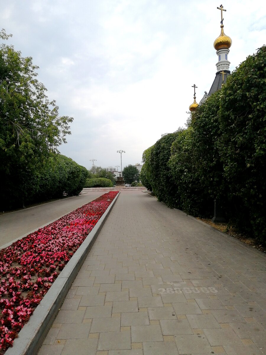 Дорожка, ведущая к фонтану "Каменный цветок". На Вайнера было уже не до фото(