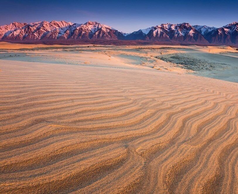 Барханы на фоне снежных вершин немыслимая красотень! 