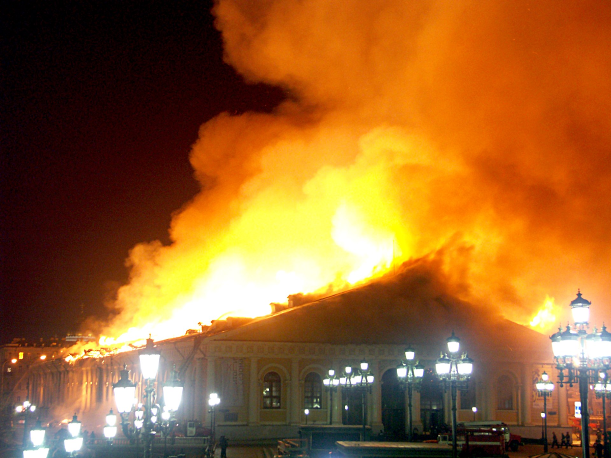 пожар 2004 года. пожар в можайске вчерашний. московский манеж пожар. пожар 2004 года. пожар на манежной площади 2004.