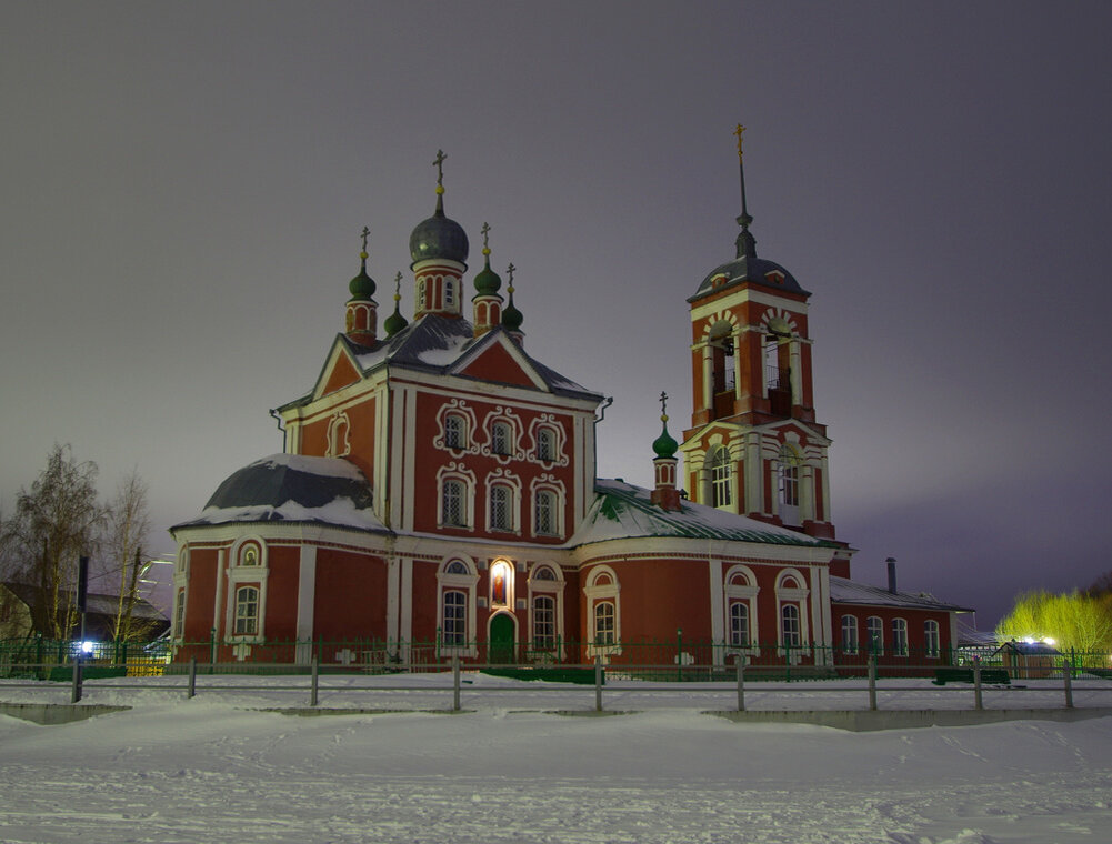 Центр переславля. Церковь в Переславле Залесском в центре. Церковь в Переславле Залесском 4 к. Церковь в Переславле на Московском проспекте. Центр Переславля Знаменскую Церковь.