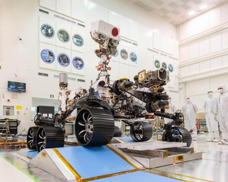 Марсоход Perseverance в лаборатории реактивных двигателей NASA. Пасадина, Калифорния. 17 декабря 2019 годаФото: NASA