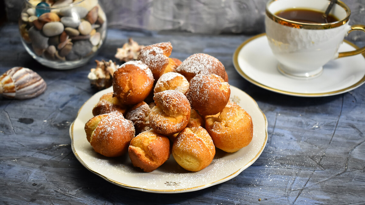 шарики со сгущенкой жареные в масле. пончики из творога и сгущенки. пончик посыпанный сахарной пудрой со сгущенкой. шарики со сгущенкой жареные в масле. сладкие шарики на сгущенке.