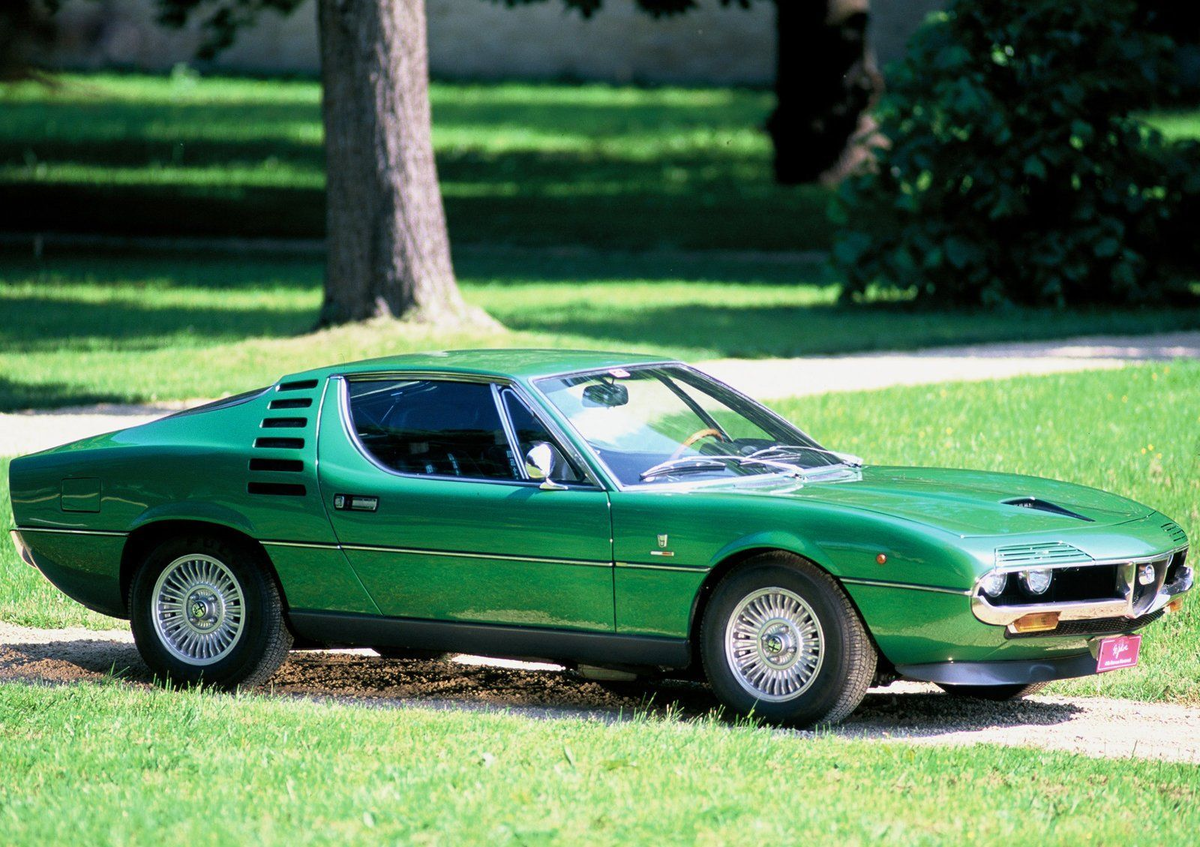 В 1970 году состоялась премьера Alfa Romeo Montreal, купе с компоновкой 2 + 2, которое сейчас отсутствует в предложении автопроизводителя. Автомобиль, весом менее 1300 кг, имел под капотом 2.6-литровый восьмицилиндровый двигатель, который вращал задние колеса. Производство закончилось в 1977 году.