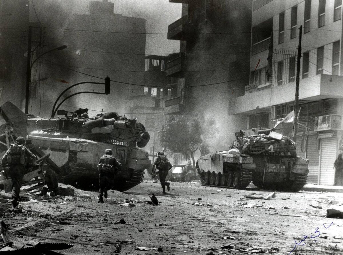
Израильские танки и пехота ведут уличный бой в Бейруте. 1982г.

