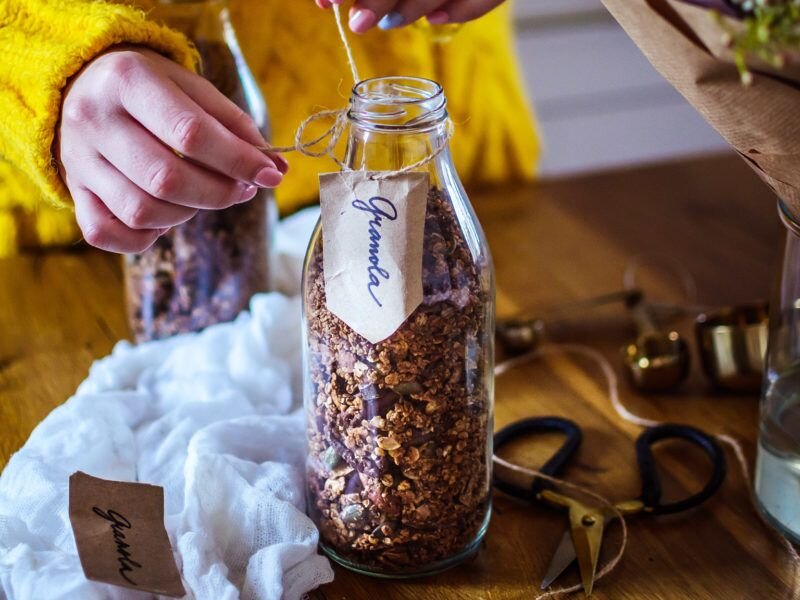 Гранола с орехами, кокосом и шоколадом