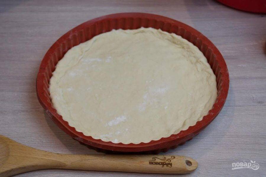 Тесто на сметане. Тесто для осетинского пирога. Мука для пирожков. Тесто на полу. Пушистое тесто.