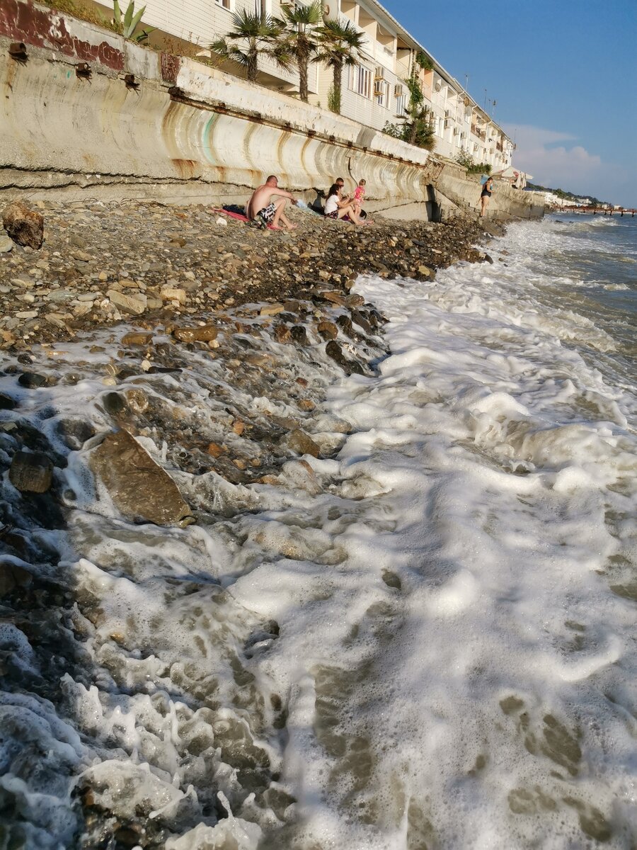 Пляж в поселке лоо