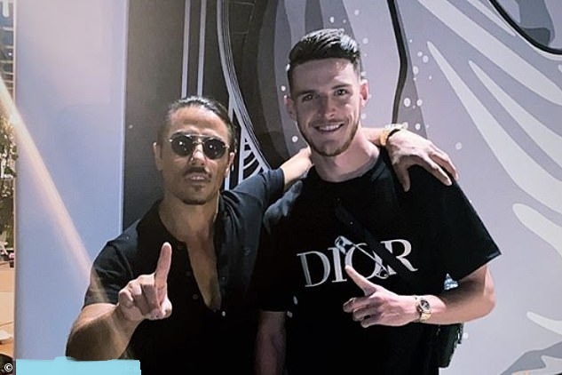 Райс также опубликовал фотографию со знаменитым шеф-поваром Солт Бэ после посещения его ресторана в понедельник