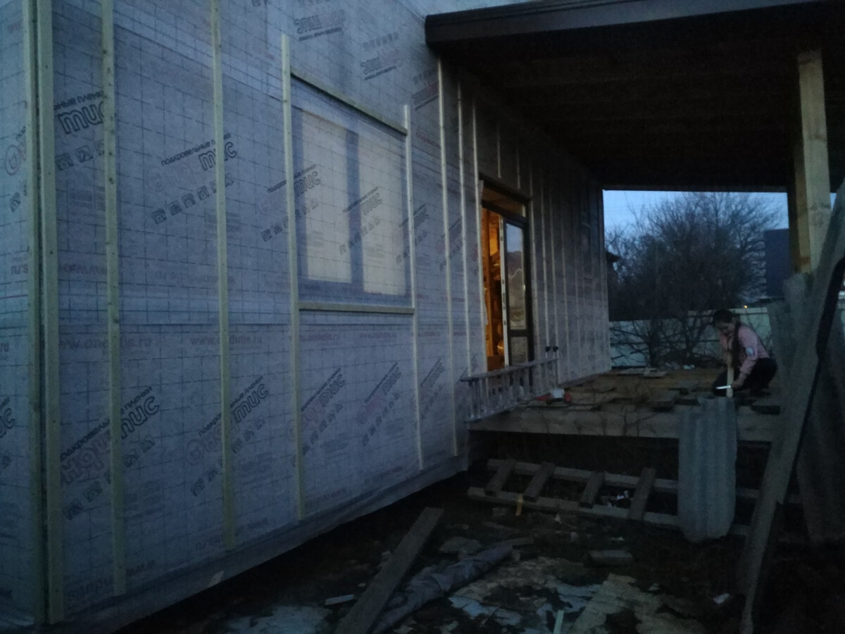 Одна стена готова. 