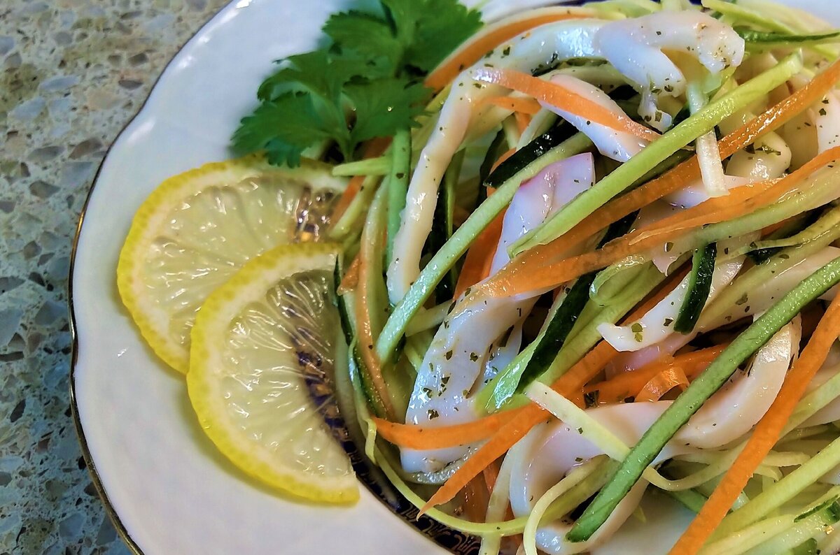 Салат с кальмарами, свежими огурцами, яйцами - рецепт с фото