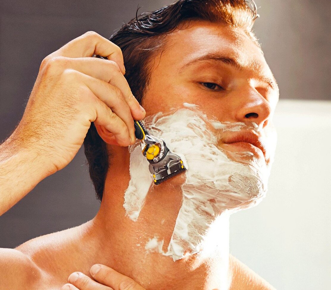 правильное бритье лица. мужчина бреется. пена для бритья для мужчин. бритье кожи. бритва для мужчин.