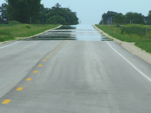 "лужи" на дороге в жаркий солнечный день