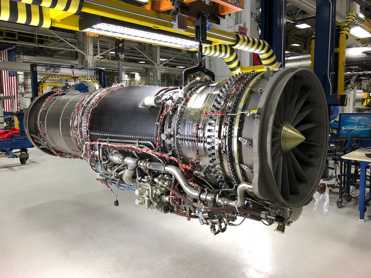 Двигатель F414-GE-100 находится в сборочном цехе завода GE Aviation