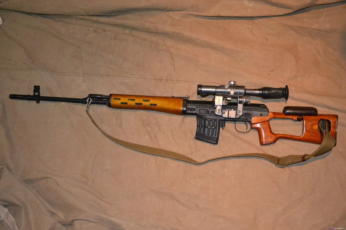 При выстреле часть пороховых газов, следующих за пулей, устремляется через газоотводное отверстие в стенке ствола в газовую камеру, давит на переднюю стенку газового поршня и отбрасывает поршень с толкателем, а вместе с ними и затворную раму в заднее положение.

При отходе затворной рамы назад затвор открывает канал ствола, извлекает из патронника гильзу и выбрасывает её из ствольной коробки наружу, а затворная рама сжимает возвратную пружину и взводит курок (ставит его на взвод автоспуска).

В переднее положение затворная рама с затвором возвращается под действием возвратного механизма, затвор при этом досылает очередной патрон из магазина в патронник и закрывает канал ствола, а затворная рама выводит шептало автоспуска из-под взвода автоспуска курка и курок становится на боевой взвод. Запирание затвора осуществляется его поворотом влево и захождением боевых выступов затвора в вырезы ствольной коробки.

Для производства очередного выстрела необходимо отпустить спусковой крючок и нажать на него снова. После освобождения спускового крючка тяга продвигается вперед и её зацеп заскакивает за шептало, а при нажатии на спусковой крючок зацеп тяги поворачивает шептало и разъединяет его с боевым взводом курка. Курок, поворачиваясь на своей оси под действием боевой пружины, наносит удар по ударнику, а последний продвигается вперед и производит накол капсюля-воспламенителя патрона. Происходит выстрел.

При выстреле последним патроном, когда затвор отойдёт назад, подаватель магазина поднимает вверх останов затвора, затвор упирается в него и затворная рама останавливается в заднем положении. Это является сигналом тому, что надо снова зарядить винтовку.