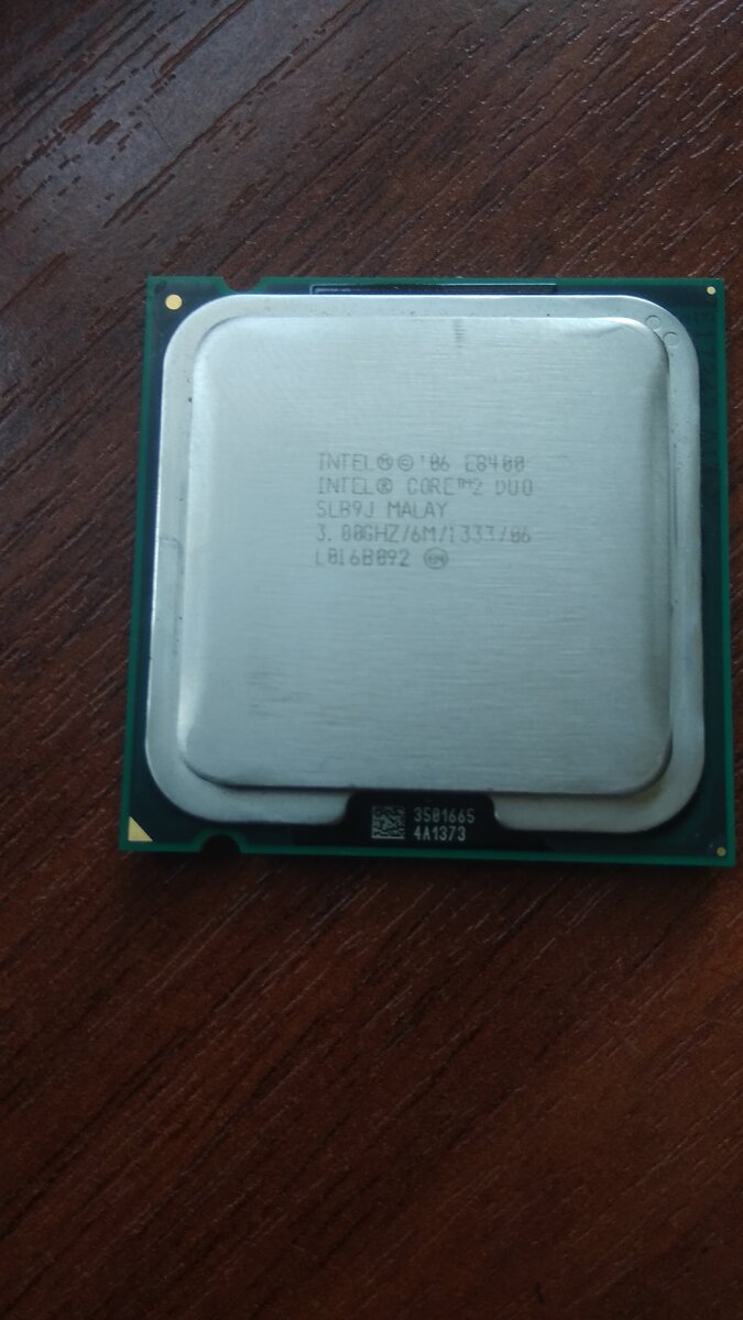 Мой скорее старый, чем добрый e8400. Все еще никуда не продевал, в сборку пошел заказанный e8400 камушек.