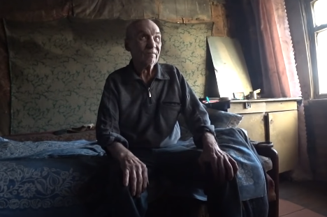 Дедушка Миша и его обветшалое жилье....