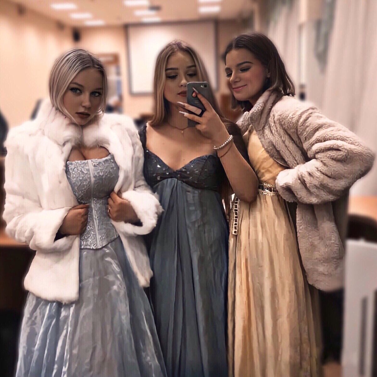 Анна моя снежная королева. Моя первая слева