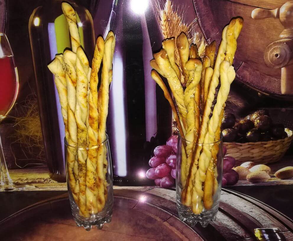 Гриссини: слева - из теста на закваске, справа - из дрожжевого теста