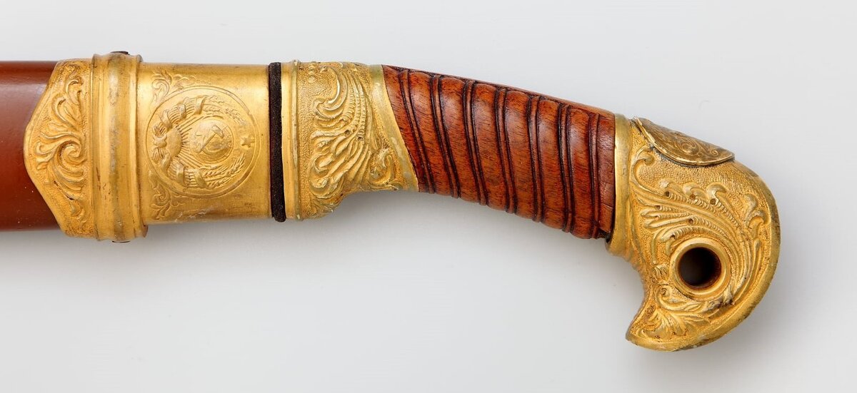 Левая сторона эфеса и верхней части ножен шашки (фото Екатерины Гвоздевич).