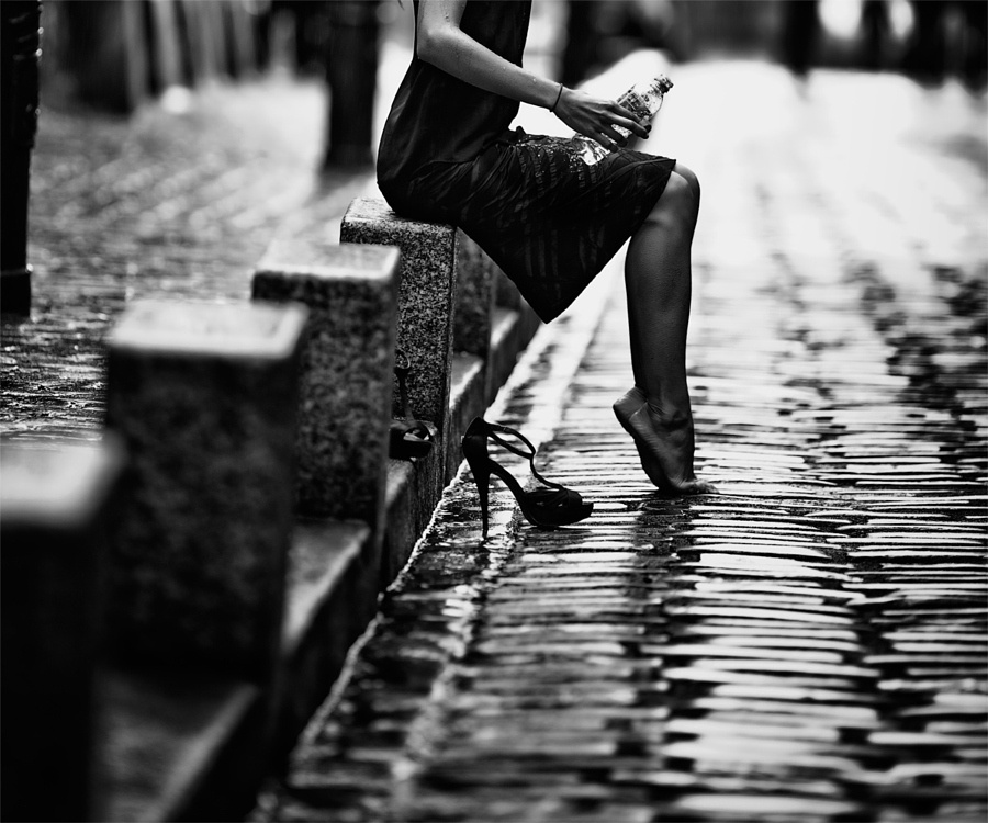 Ничего, живу потихоньку. Без тебя, представляешь, смогла.
И опять научилась петь громко,
И мечтать в тишине допоздна.

Научилась быть той., кем хотела
А хотела быть знаешь другой
Впервый раз ничего не задело
В первый раз я иду по прямой

Переписки читать перестала,
Удалить бы их, но не могу.
Как ни странно я понимала,
До финала с тобой не дойду.

И ушла.. и забылись дороги,
Обещаю не вспоминать.
Ничего, все пройдёт понемногу,
Если заново не начать.

Не вернусь, говорю тебе смело,
Не прочтёшь ни единую строчку.
И спасибо за все, что ты сделал.
До свидания. Я ставлю точку.