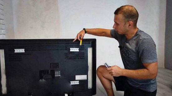 Крепим куски рейки к телевизору.