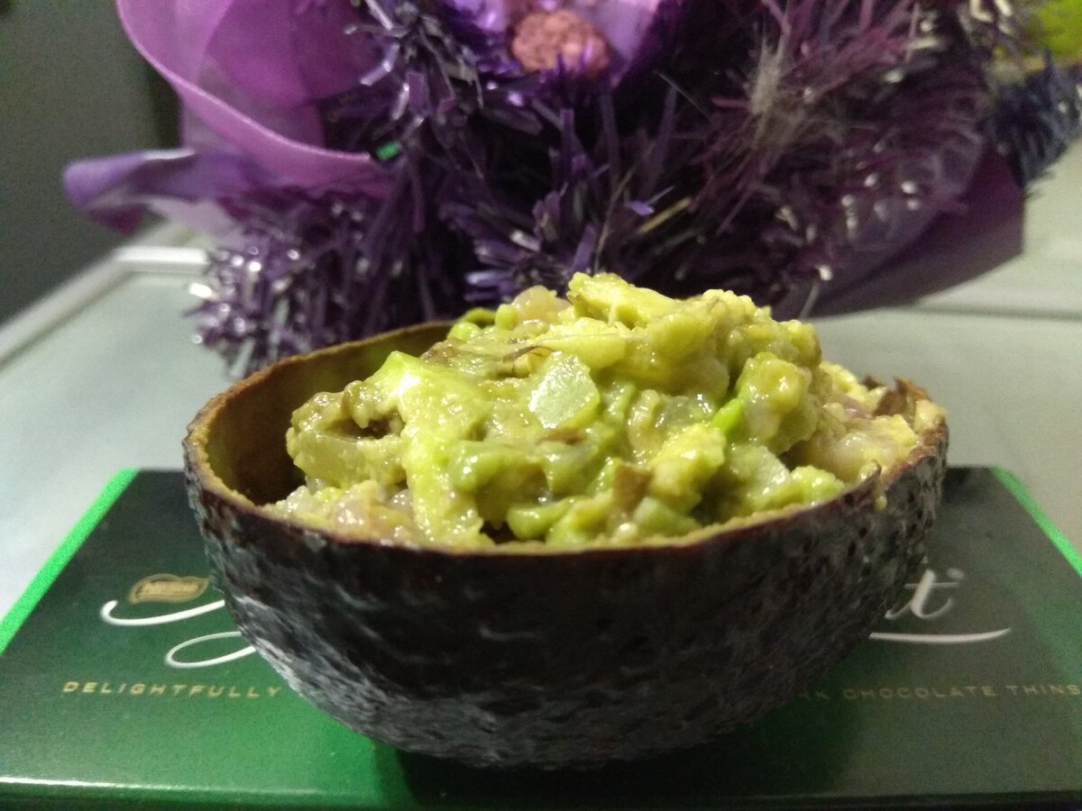 Фото салата из авокадо с селедкой