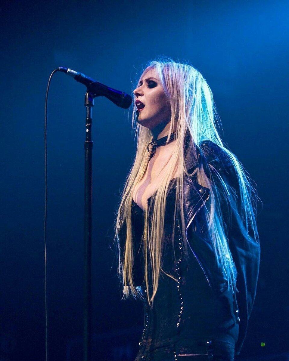 Тейлор Момсен