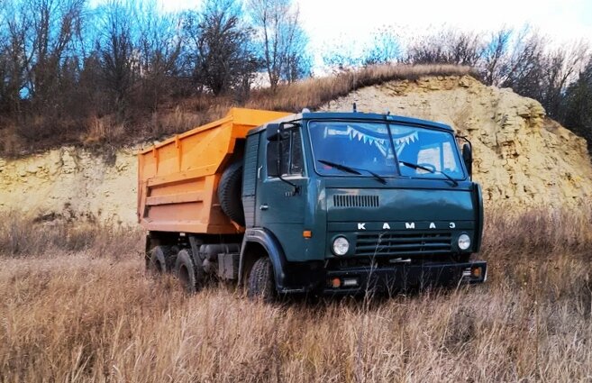 КамАЗ 5511 самосвал. 1987 года выпуска. Фото для иллюстрации с сайта https://m.auto.ru/rossiya/truck/kamaz/5511, обработано автором