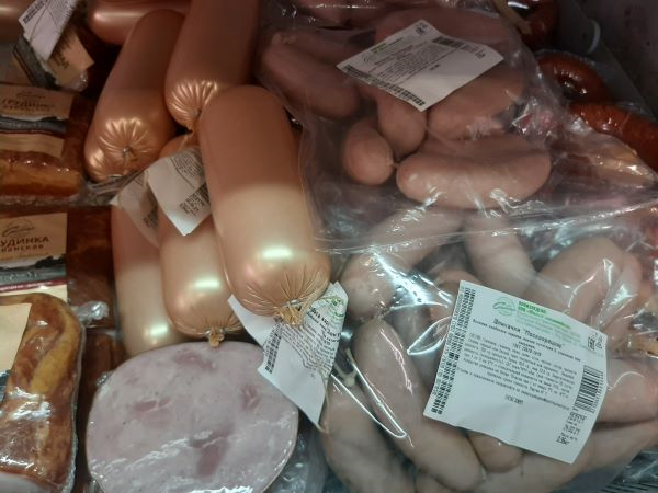 

Мясокомбинат начал выпускать колбасу вареную «Докторскую», «Молочную», сосиски «Молочные» в полиамидной и коллагеновой упаковках, сардельки свиные, шпикачки и ветчину для завтрака.
Все новинки изготавливаются из высококачественного сырья. Вареные колбасы «Моей Станицы» – не только «бутербродный» продукт. Она вполне подходит как для употребления в готовом виде, так и для жаренья и варки.

С «Молочными» сосисками, сардельками и шпикачками та же история: их можно употреблять как в сыром и вареном виде, так и жарить на гриле, сковороде или углях. Последнее особенно касается шпикачек: сдобренные ароматным дымком, они прекрасно подойдут для перекуса на природе тем, кто не любит шашлык.