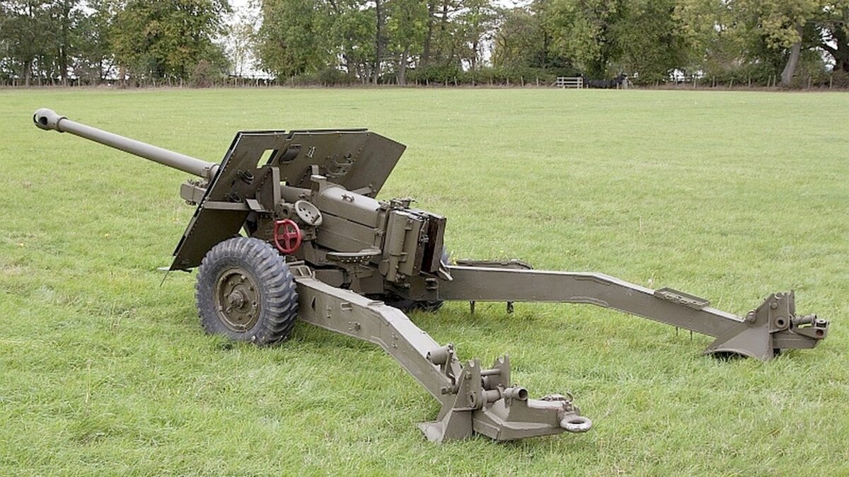 QF 17-pounder - английская 76,2 мм противотанковая пушка, модификация которой была установлена на "Комете" . На дальности до 900 метров пробивала броню тощиной до 200 мм при угле встречи 30 градусов. Поскольку для танковой версии боеприпасы был свои, для отличия пушку назвали 77 mm HV. Изображение взято в открытом доступе.