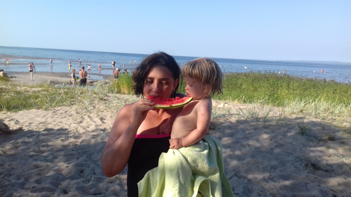 у нас прекрасная бабушка, но оставить дочь с ней и уехать в неизвестном направлении не решилась