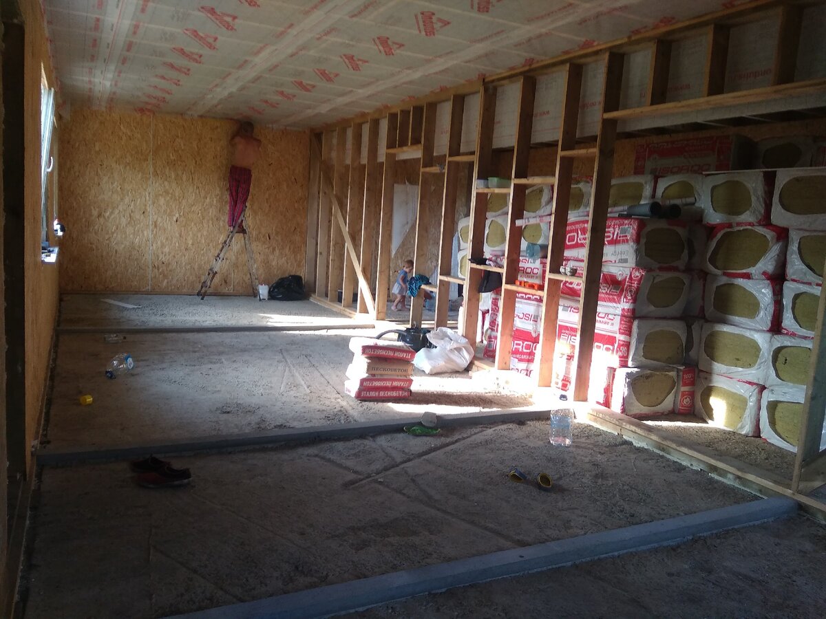 На фото видно, что пароизоляция была заложена ещё в процессе стройки, т.к. каркасная перегородка является несущей