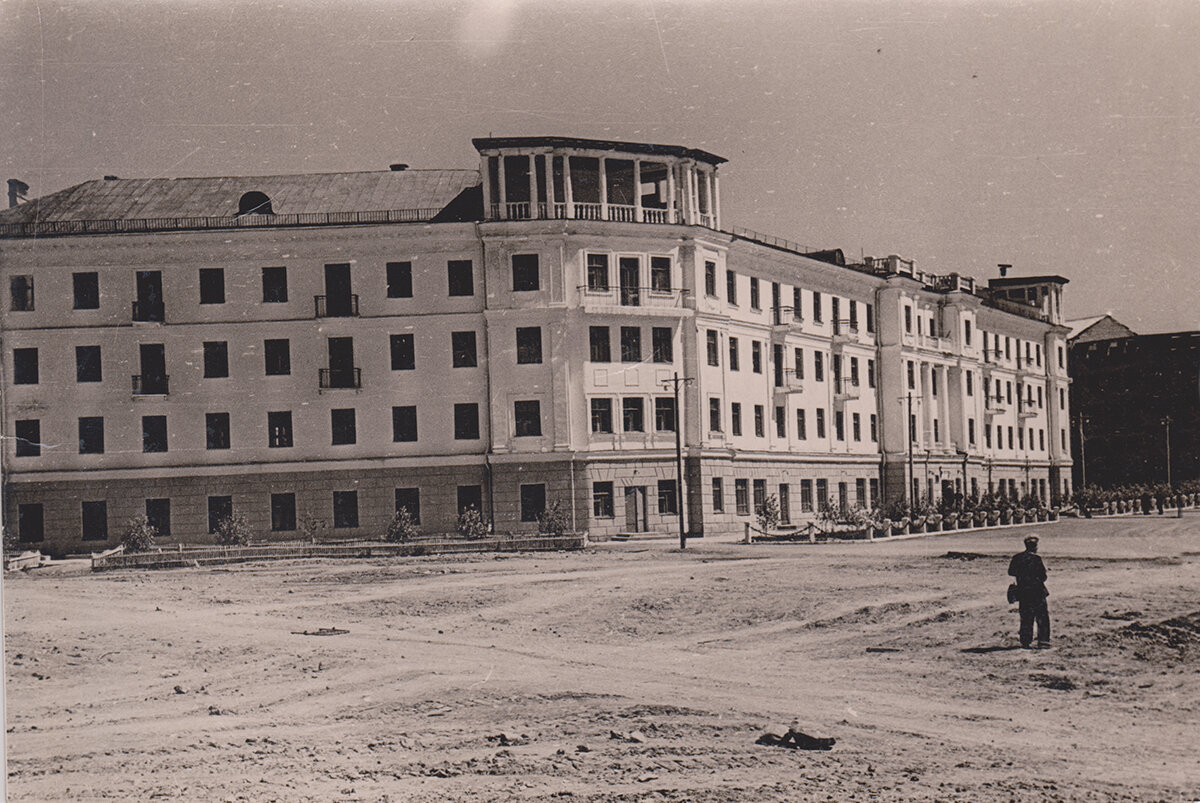 ДМУ, окна очень низко возле земли. (Фото из открытых источников)