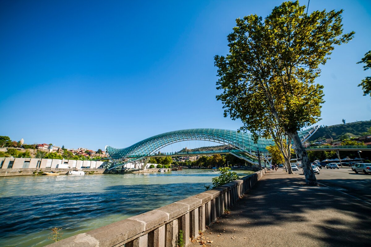 Мост мира через реку Куру