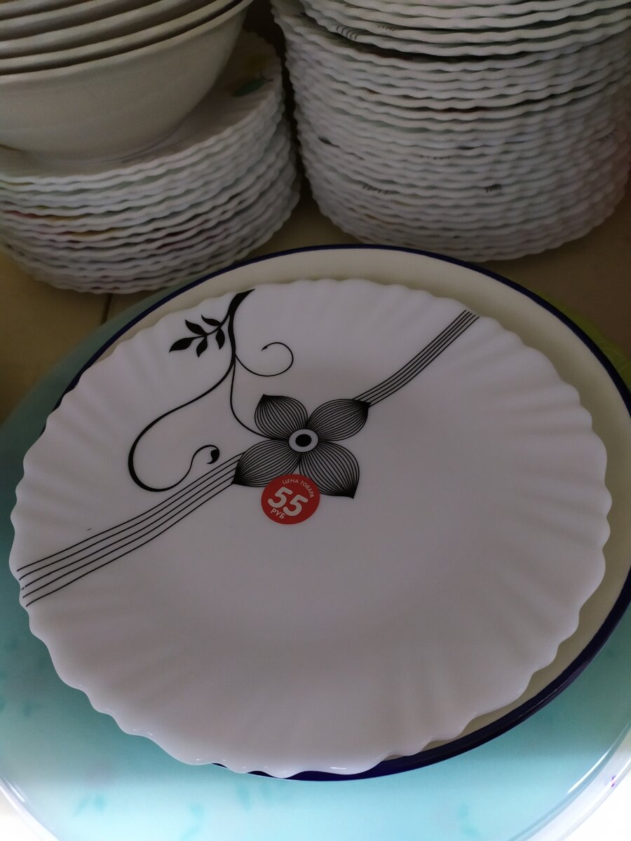 С графичным чёрным цветком.