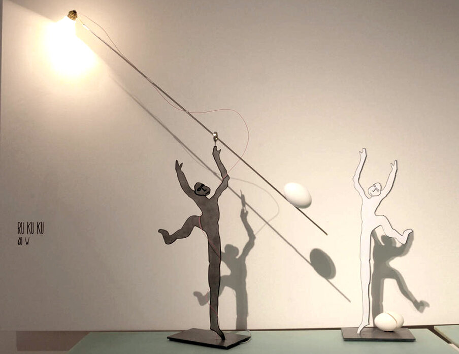 Настольная лампа Ru Ku-Ku (Ingo Maurer).  Поговаривают, что снята с производства, — тем ценнее  (Фото: https://dirkstudio.ru/)▶️