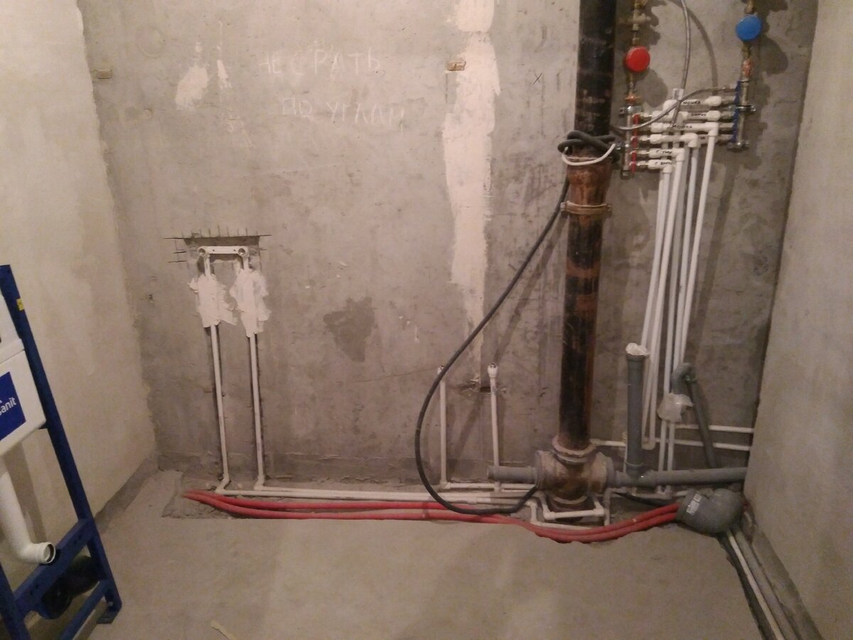 Вот такую картину я увидел, когда заказчик обратился ко мне через знакомых. Горе-мастера уже здесь поработали, наворотили белиберды, куда унитаз подключить - неизвестно. Что дальше собирались творить, неизвестно. Деньги взяли, и немалые, и больше их никто не видел.