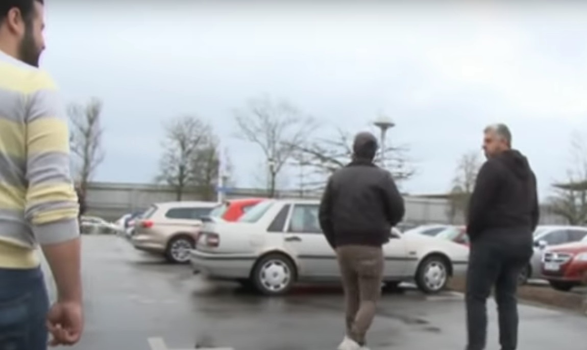 Мигрантов увольняют пачками. И легко берут на работу других, так как их много. 