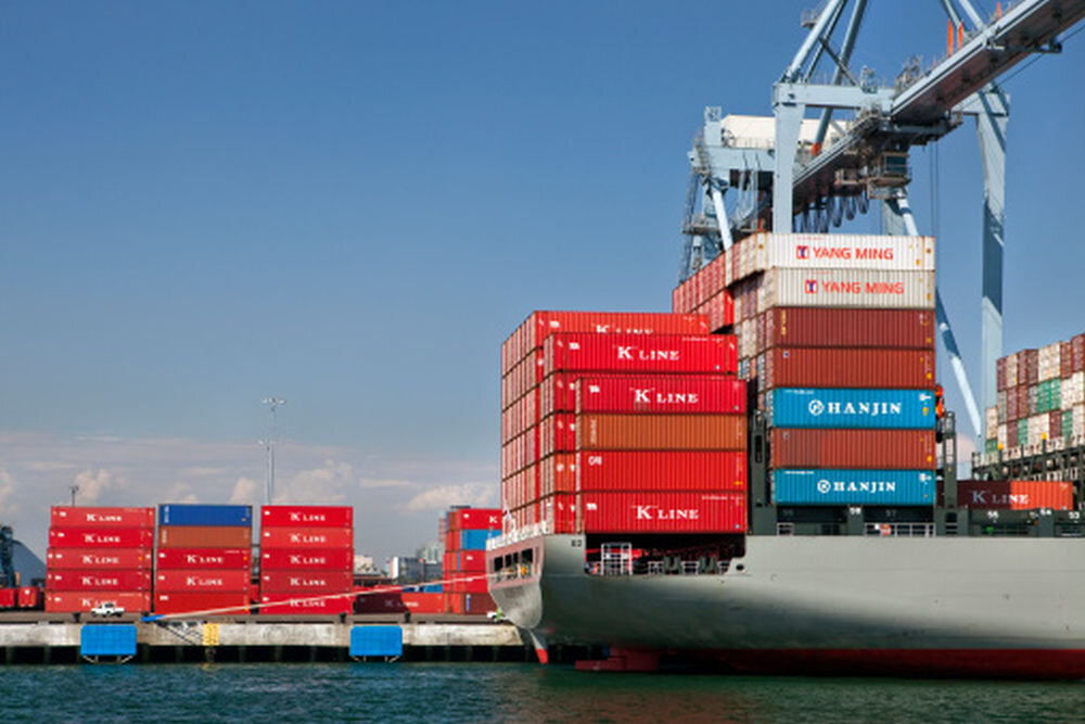 Доставка морского контейнера. Контейнерные морские перевозки из Китая. Морские контейнерные перевозки США компании. Контейнер морской Hanjin. Грузовые контейнеры в порту.