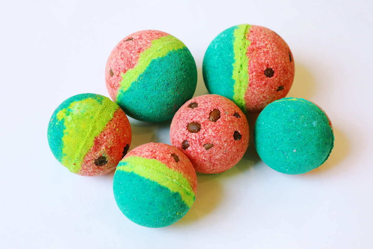 Размер бомбочек для ванн варьируется от 50 до 85 мм в диаметре. Чем больше - тем лучше (и дороже)!