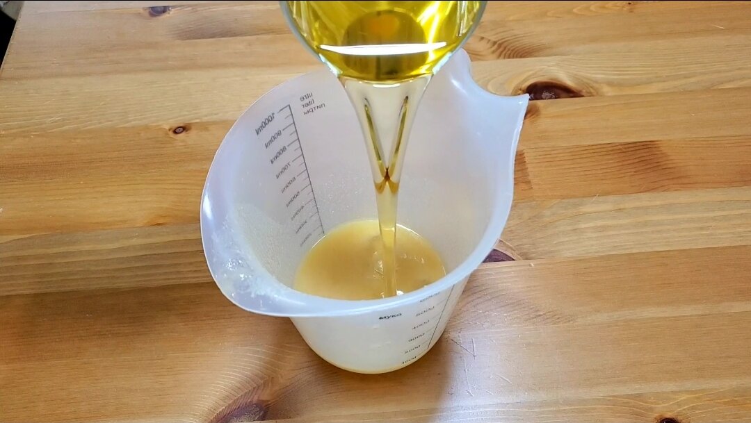 В аквафабу добавляю растительно масло