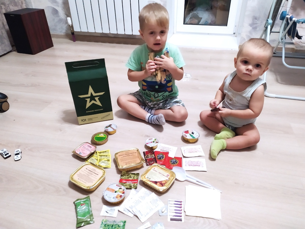 Сыночки выбрали себе по вкусняшке)