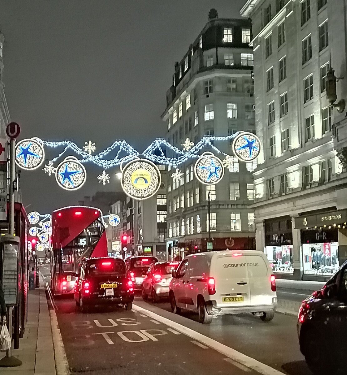 Вечерний Лондон и курсирующие маршруты (фото автора)