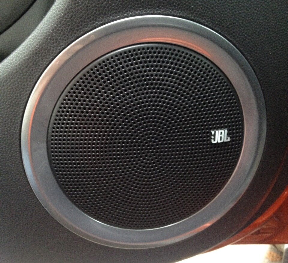 В окантовку динамика встроена светодиодная лента (иллюстрация с сайта Drive2.ru автор kiaceed 009)