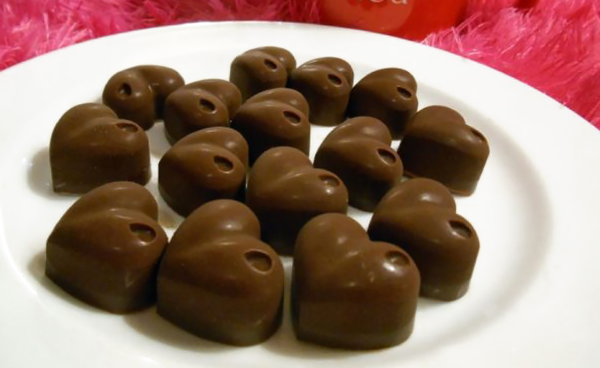 Домашние конфеты рецепты простые. Шоколадные конфеты своими руками в формочках. Шоколадные конфеты сладкий мишка. Шоколадные конфеты с орехами своими руками в формочках с фото. Самодельные конфеты из какао.