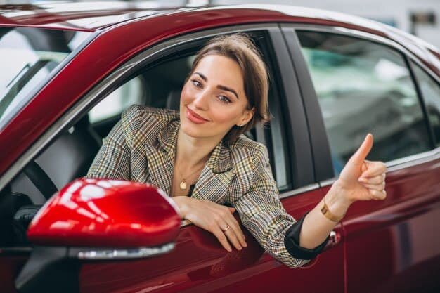 Источник: https://ru.freepik.com/free-photo/woman-sitting-i-car-in-a-car-showrrom_4410551.htm#page=1&query=woman%20driving&position=23